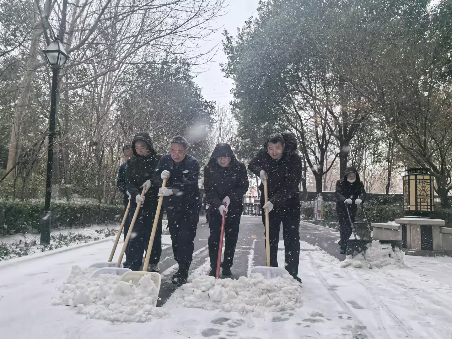 当全城邂逅初雪浪漫，他们选择迎战风雪守护温暖